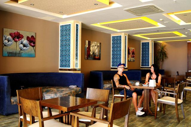 HOLIDAY GARDEN RESORT - Bary - LOBBY BAR