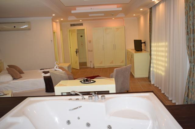 CRYSTAL ADMIRAL RESORT SUITES&SPA - Pokoje - HONEYMOON SUITE RO