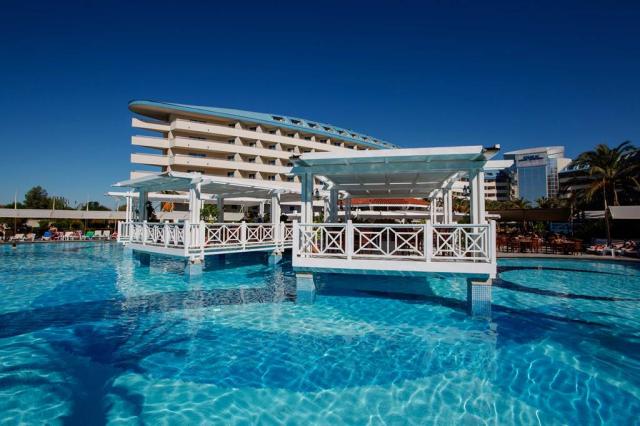 CRYSTAL ADMIRAL RESORT SUITES&SPA - Bazény - Venkovní bazén