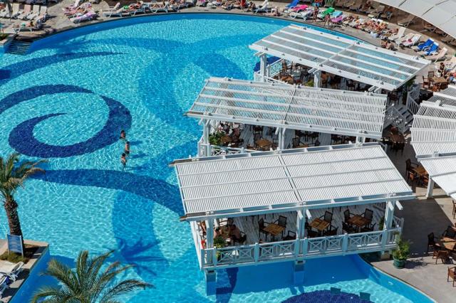 CRYSTAL ADMIRAL RESORT SUITES&SPA - Bazény - Venkovní bazén