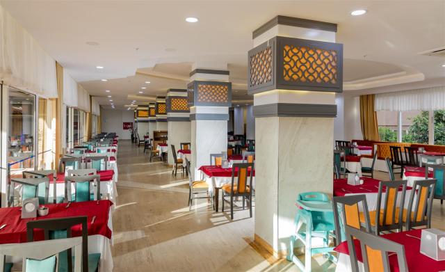 HOLIDAY PARK RESORT - Restaurace - MAIN RESTAURANT