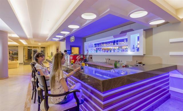 HOLIDAY PARK RESORT - Bary - LOBBY BAR