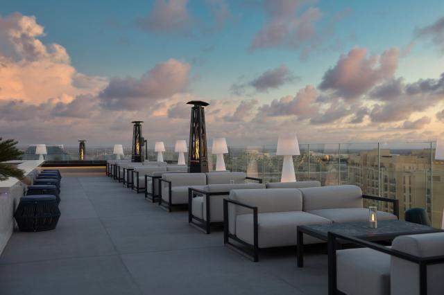 MOVENPICK RESORT AL MARJAN ISLAND - Bary - Neo Sky Bar