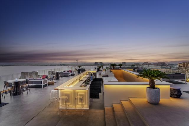 MOVENPICK RESORT AL MARJAN ISLAND - Bary - Neo Sky Bar