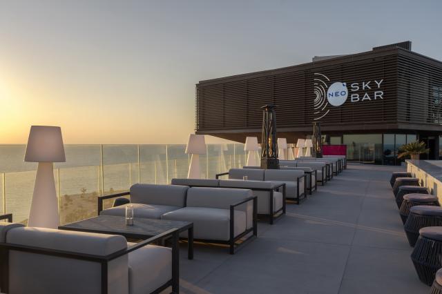 MOVENPICK RESORT AL MARJAN ISLAND - Bary - Neo Sky Bar