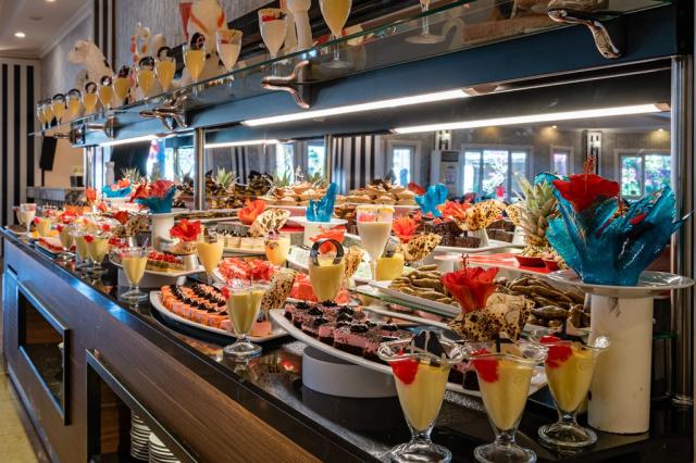 THE GARDEN BEACH HOTEL - Restaurace - MAIN RESTAURANT