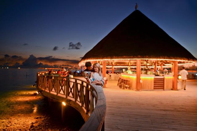 BANDOS MALDIVES - Restaurace - Huvan