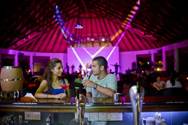 BANDOS MALDIVES - Bary - Sand (Main) Bar