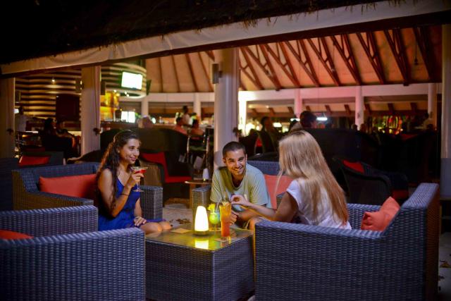 BANDOS MALDIVES - Bary - Sand (Main) Bar