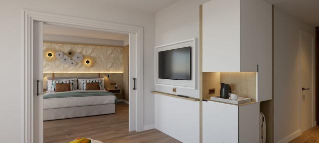 Suite with Balcony Mountain View