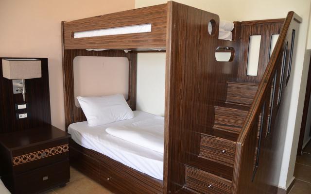 Standard Bunkbed Pool View