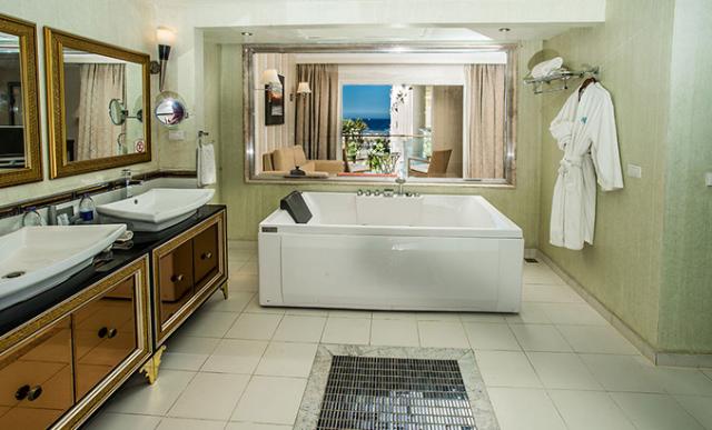 Jacuzzi Suite