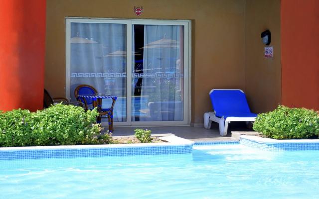 Swim Up Room Adult only +18