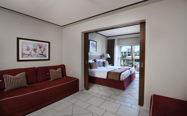 Deluxe Pool View Room
