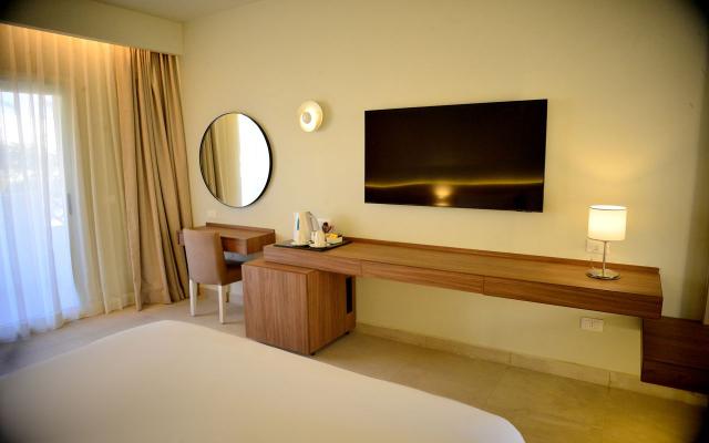 Deluxe Pool View Room