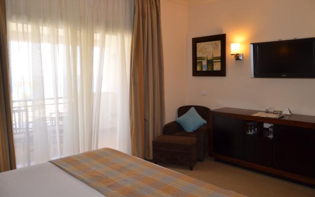 Family Room (Villa Area Garden or sea Side View)
