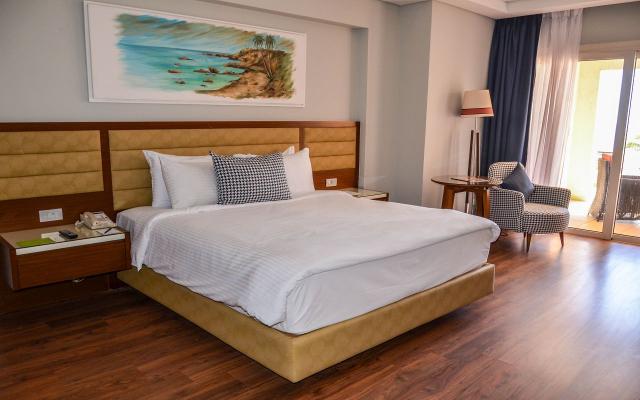 Panoramic Sea and Pool View Room