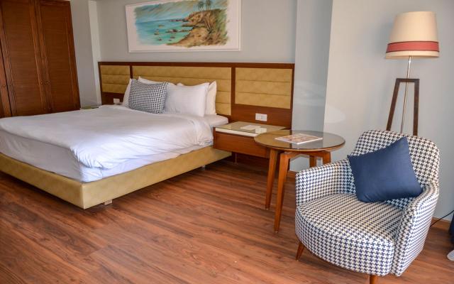 Panoramic Sea and Pool View Room
