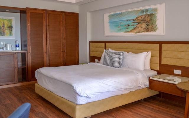 Panoramic Sea and Pool View Room