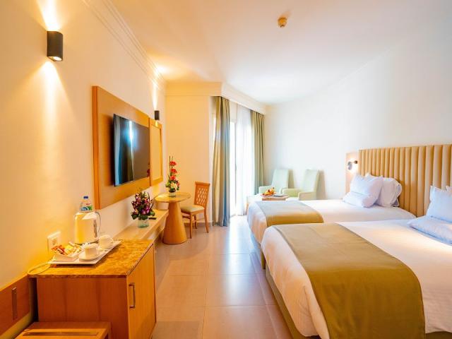 Superior Pool & Partial Sea Side Room