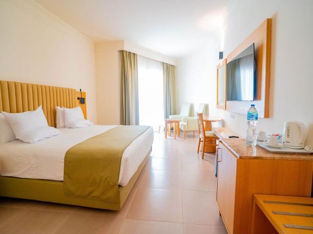 Superior Pool & Partial Sea Side Room