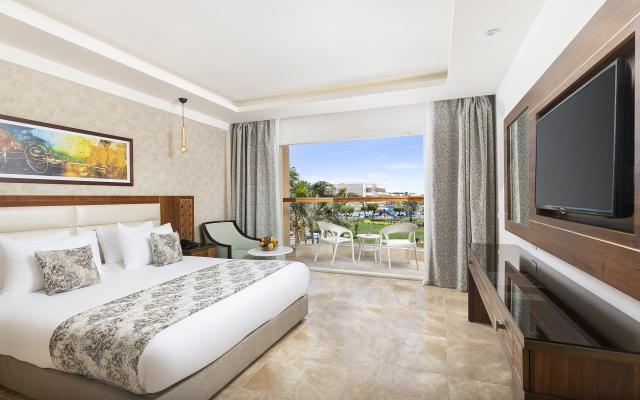 Junior Suite Pool View Room 