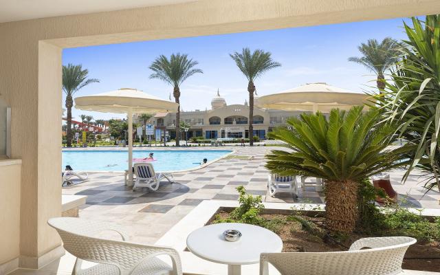  Family Sliding Door Pool View