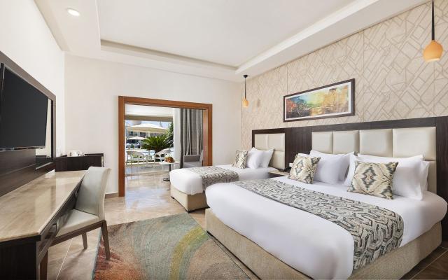  Family Sliding Door Pool View