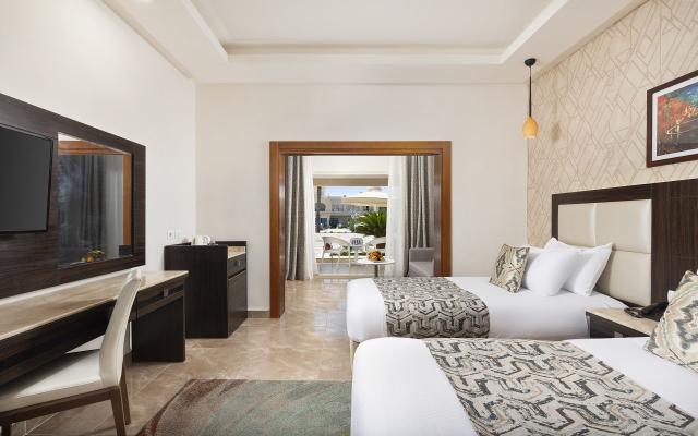  Family Sliding Door Pool View