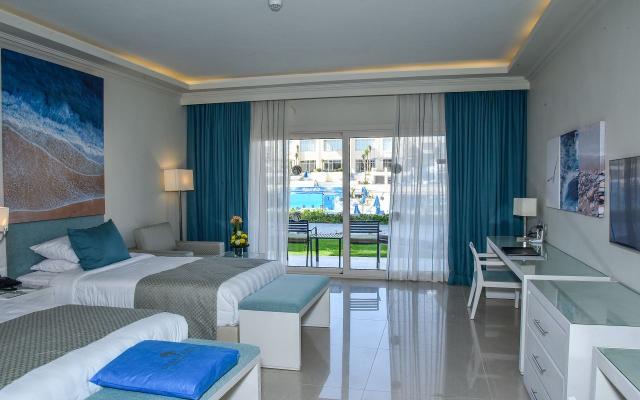 Deluxe Pool & Garden View Room