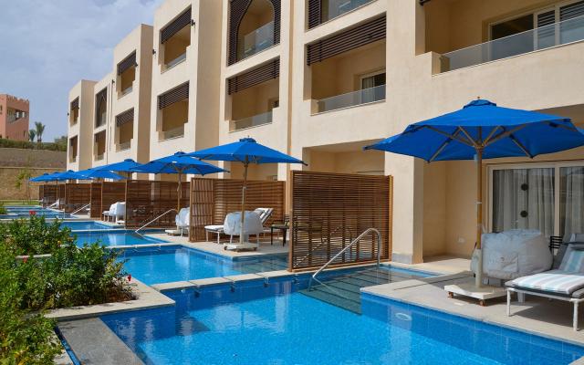 Swim Up Room