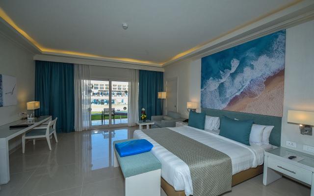 Swim Up Room