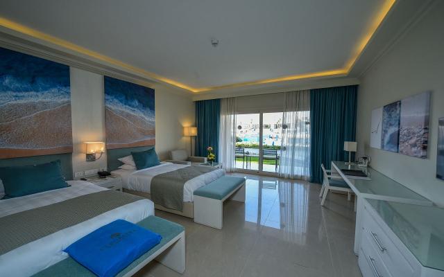 Swim Up Room