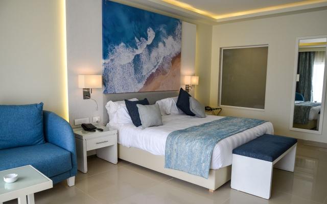 Swim Up Room
