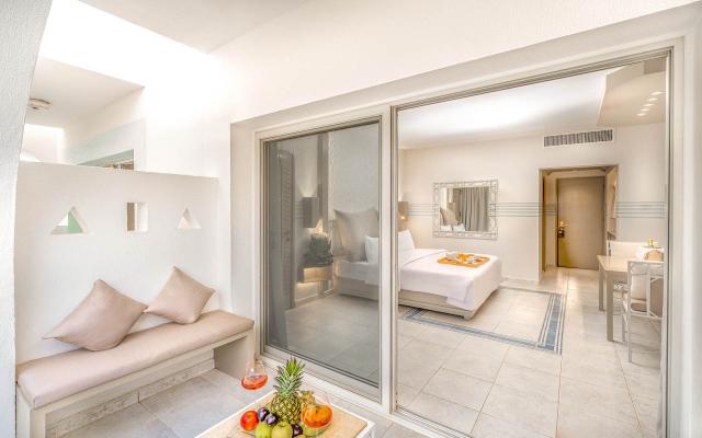 Aquamarine Beach Deluxe Room - Beach Front