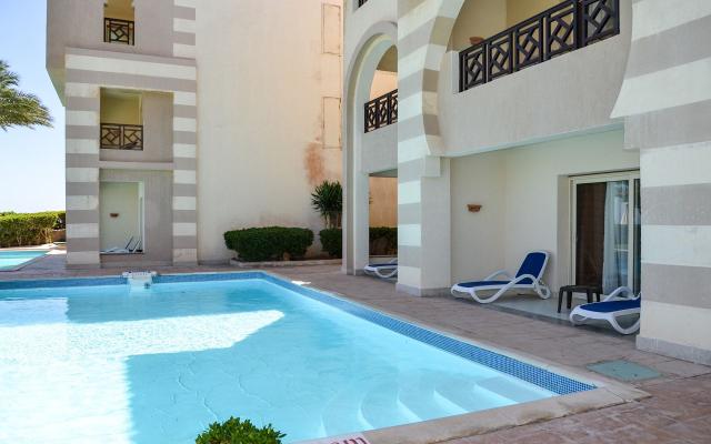Swim Up Room