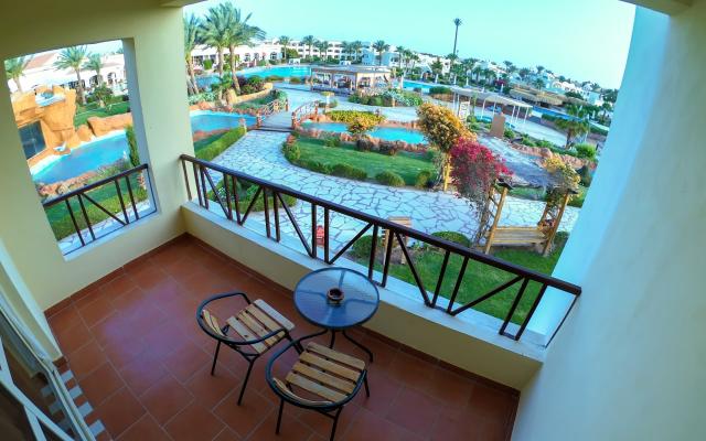 Deluxe Pool View Room