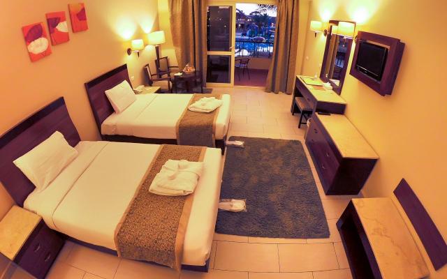 Deluxe Pool View Room
