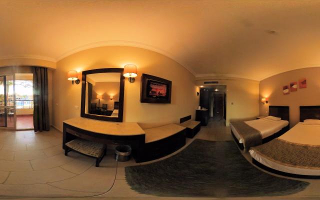 Deluxe Pool View Room