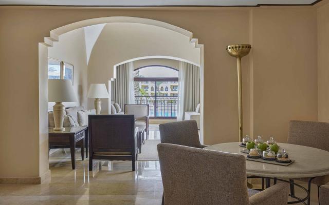 Junior Queen Suite