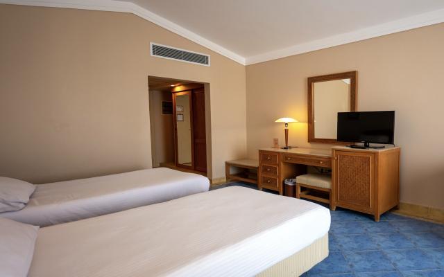 Superior Sea & Pool View Room