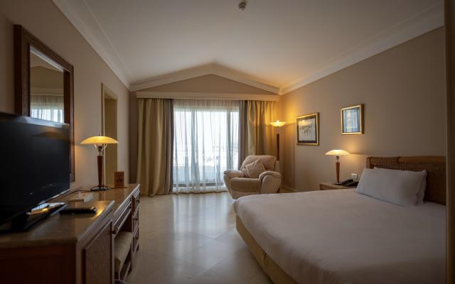 Superior Sea & Pool View Room