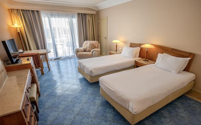 Deluxe Sea & Pool View Room 