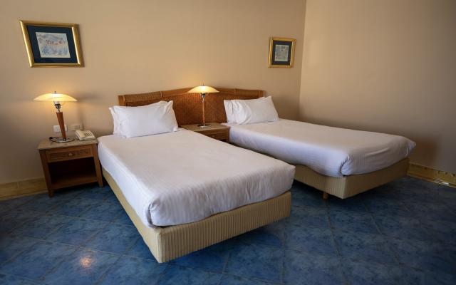 Deluxe Sea & Pool View Room 