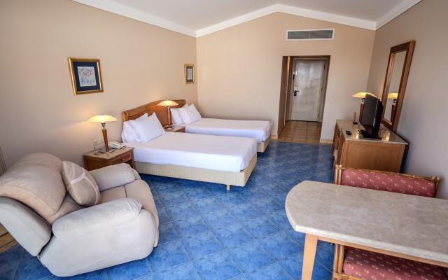 Deluxe Sea & Pool View Room 