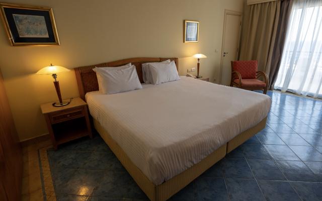 Deluxe Sea & Pool View Room 