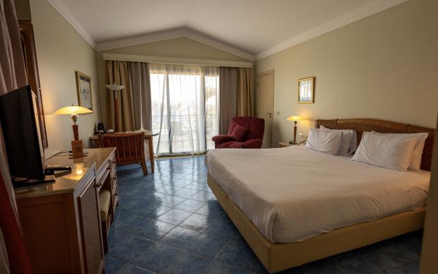 Deluxe Sea & Pool View Room 