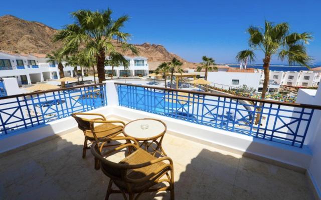 Deluxe Sea & Pool View Room 