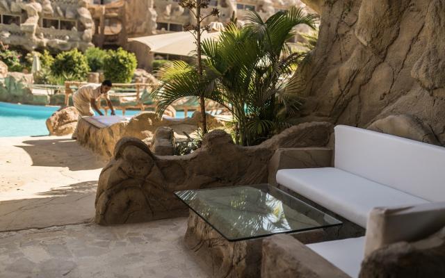 Royal Swim Up