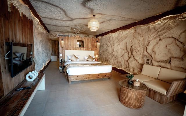 Premium Caves Pool View